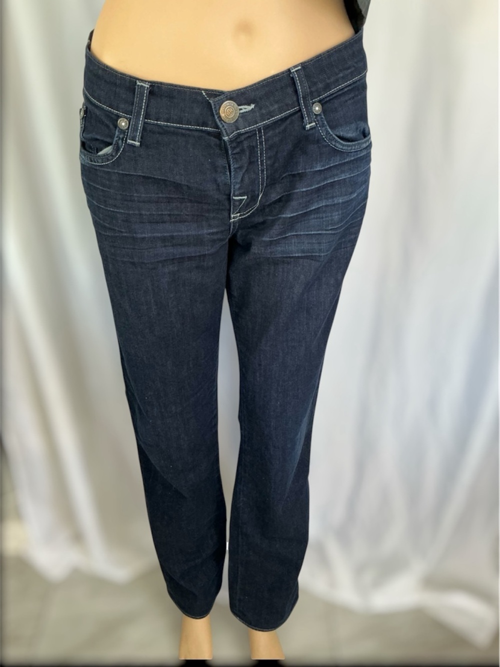 Rock & Republic Dark Blue Straight Leg Jeans with Signature Pocket Stitch Size29